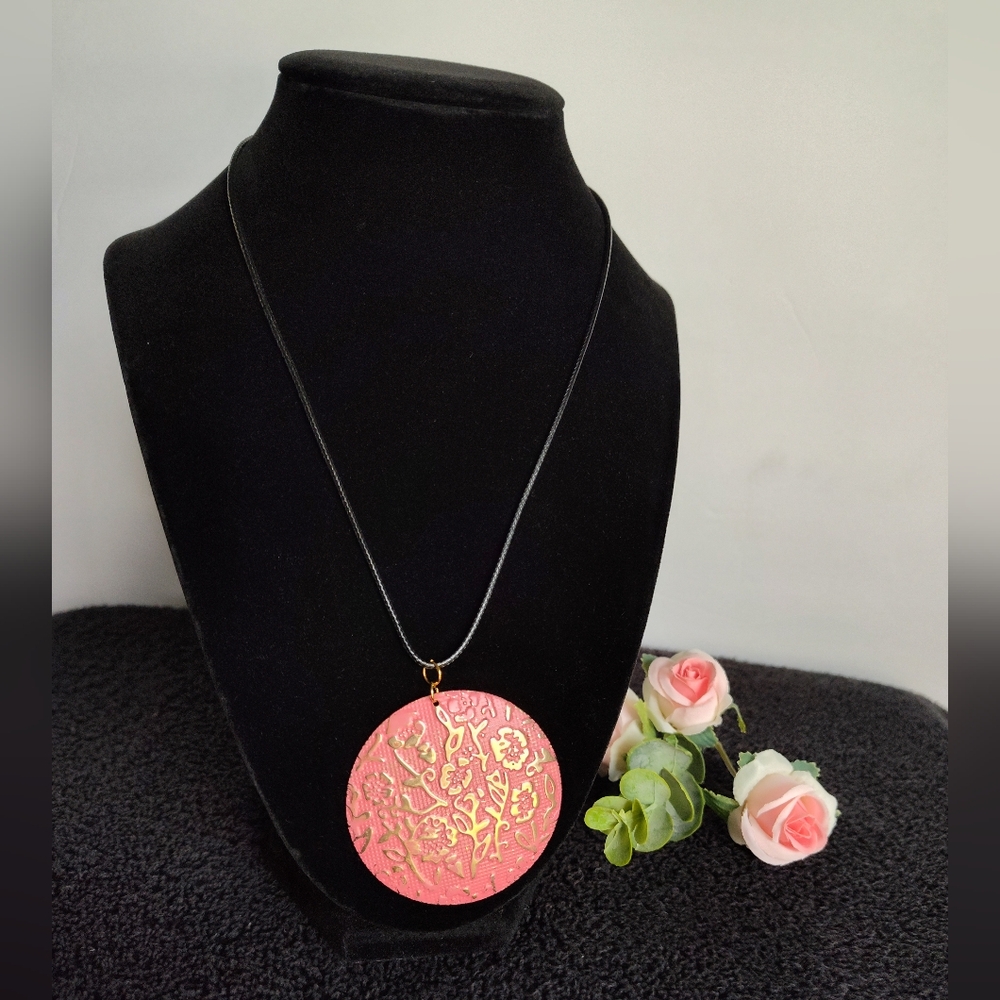 Salmon Pink and Gold Pendant Necklace